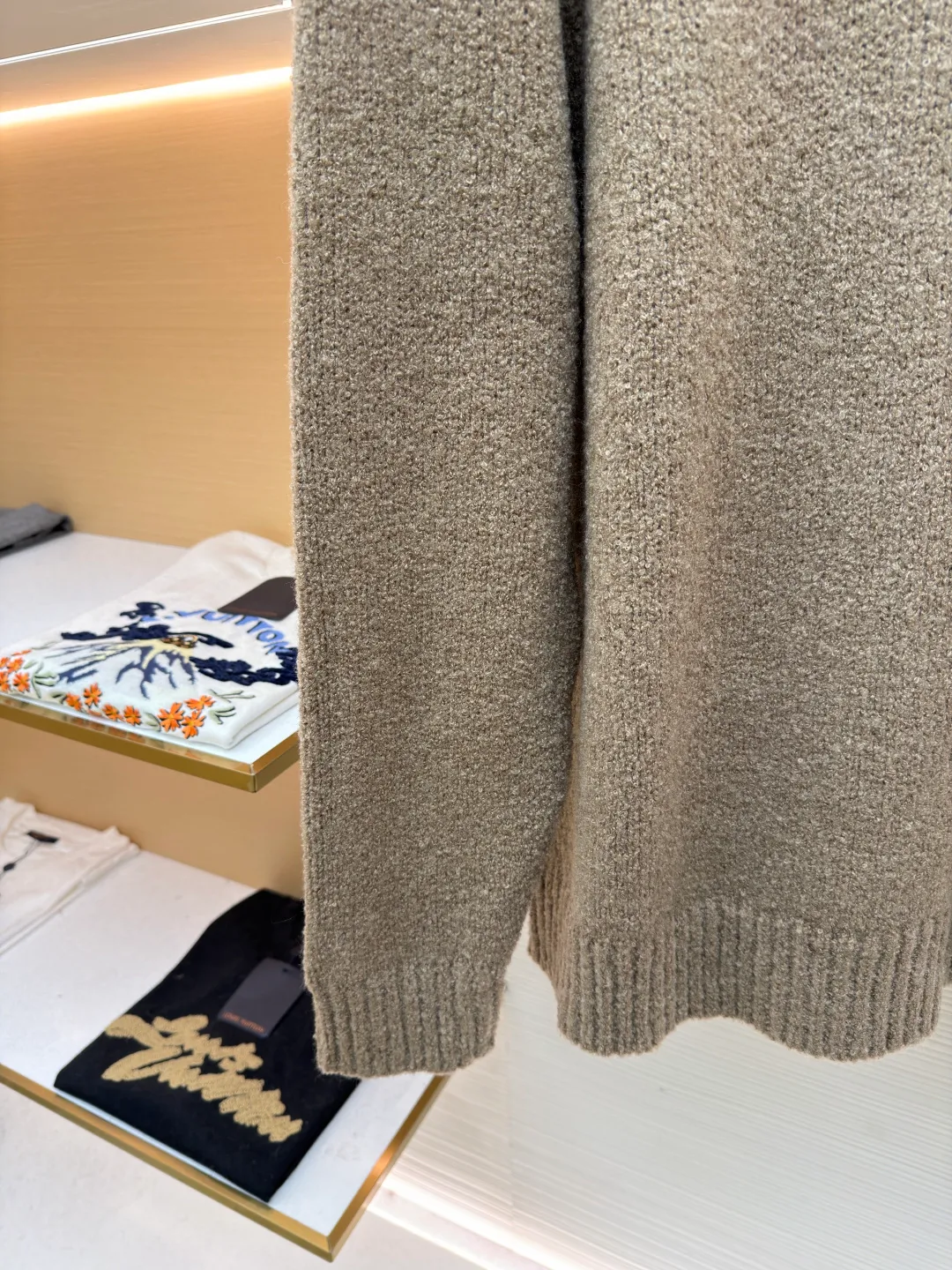 LOUIS VUITTON double-sided intarsia sweater ●Original version: Purchased and developed by 10699 ●Item number: 1680925-A85 ●Fabric: wool blended fabric ●Technology: knitted intarsia production ●Version: fitted version ●Weight: about 655 grams ●Size: S-M-L-XL ●Description: Made of custom-woven and dyed sheep wool 65% cotton %20 Spandex 15%. The special washing process is very soft and skin-friendly. It has 7 knitting workers. The thickness of each stitch of the inlay on the clothing logo is consistent with ZP. The back logo is mirror inlay. This crew-neck sweater is made of a blend of sheep wool and yak hair, and uses thick yarn to create a comfortable texture. The contrasting LV logo is integrated into the knitted fabric, and the mirror-effect logo is cleverly displayed on the rear. The casual and elegant design makes it easy to style your weekend look. The overall wiring is straight and delicate, the fabric is comfortable and soft, and the color is consistent without color difference. It can be matched with the same style to create a fashionable look and control various occasions. Customized accessories, complete with three standards, same style for men and women!